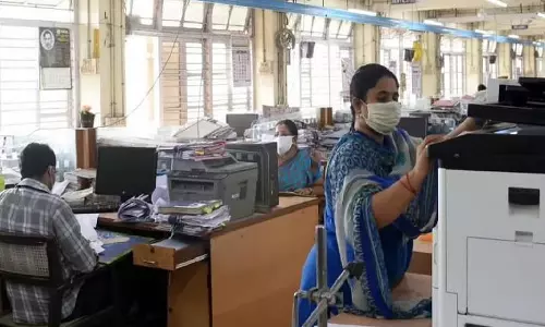 தமிழக அரசின் பல்வேறு துறைகளில் பணிபுரியும் அரசு ஊழியர்கள் மற்றும் ஆசிரியர்கள் என 25 ஆயிரம் பேர் இன்று பணி ஓய்வு