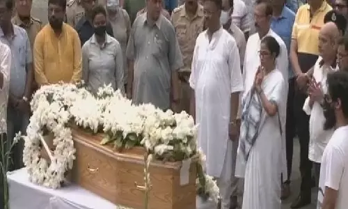 பாடகர் கே.கே.வின் உடலுக்கு மேற்கு வங்க முதல்வர் மம்தா பானர்ஜி நேரில் அஞ்சலி