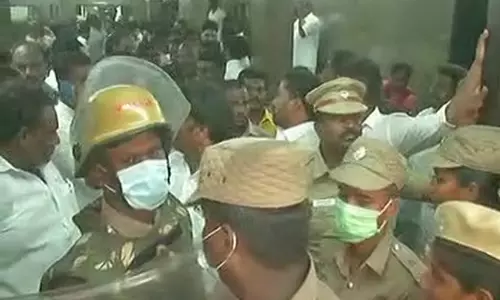 அதிமுகவினர் மோதல்- போலீசார் விளக்கம்