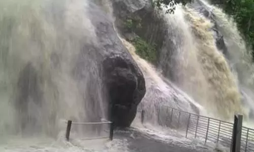 குற்றாலத்தில் திடீர் வெள்ளப்பெருக்கு.. 3 பேர் அடித்து செல்லப்பட்டதால் பரபரப்பு..!