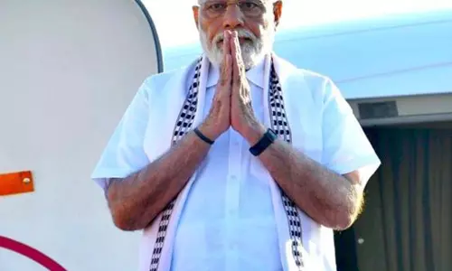 தமிழ்நாட்டின் பாரம்பரிய உடையான வேட்டி, சட்டையில் பிரதமர் மோடி