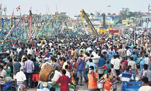 காசிமேடு மீன் விற்பனை கூடத்தில் அலைமோதும் கூட்டம்