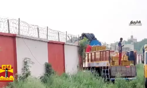 திருச்சி விமான நிலைய சுற்று சுவர் மீது லாரி மோதி விபத்து