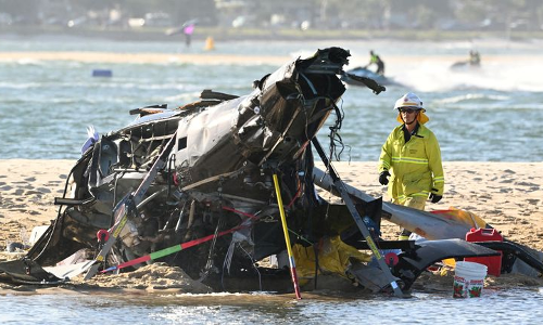 2 ஹெலிகாப்டர்கள் நேருக்கு நேர் மோதி விபத்து  - பைலட்டை பயணி எச்சரிக்கும் வீடியோ