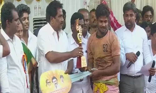 அலங்காநல்லூர் ஜல்லிக்கட்டு: 26 காளைகளை அடக்கிய அபிசித்தருக்கு கார் பரிசு