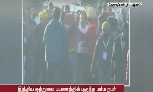 யாத்திரையில் ராகுல் காந்தியை கட்டியணைக்க முயற்சித்த நபரால் திடீர் பரபரப்பு