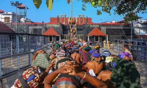 சபரிமலையில் மலை போல் குவிந்துள்ள காணிக்கை காசுகள்... எண்ண முடியாமல் திணறும் ஊழியர்கள்...!