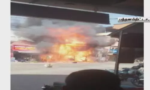 வெடித்து சிதறிய சிப்ஸ் கடை - கேரள வீதியில் பரபரப்பு வெடித்து சிதறிய சிப்ஸ் கடை - கேரள வீதியில் பரபரப்பு