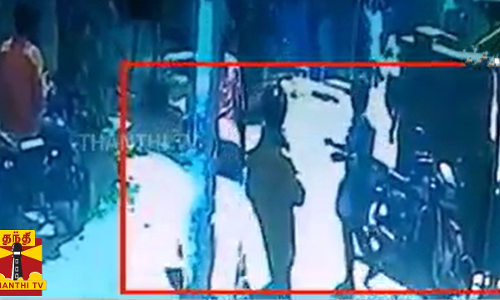 தொழில் போட்டி காரணமாக தகராறு - கத்தரியால் 2 பேர் குத்திக் கொண்டு மோதல் - பரபரப்பு சிசிடிவி காட்சி