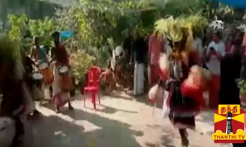 பூரம் விழாவில் பக்தர் மீது தீப்பற்றியதால் பரபரப்பு - அதிர்ச்சி  வீடியோ