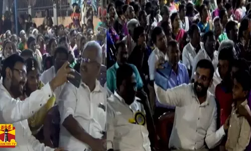 சளைக்காமல் செல்பி எடுத்து தந்த ஆட்சியர் -  குவியும் பாராட்டு!