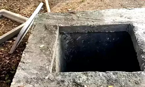 செங்கல்பட்டு அருகே மூடப்படாத செப்டிக் டேங்கில் விழுந்து சிறுவன் பலியான விவகாரம் - 2 பேர் சஸ்பெண்ட்