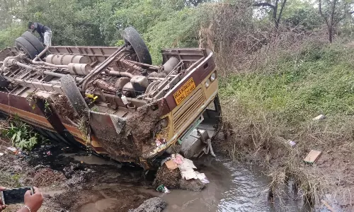 வாய்க்காலுக்குள் அரசு பேருந்து தலைகீழாக கவிழ்ந்து விபத்து - விருத்தாச்சலம் அருகே அதிர்ச்சி