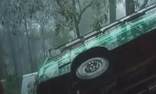 திண்டுக்கல், சிறுமலை மலைச்சாலையில் அதிக பனிமூட்டம் காரணமாக சாலையோர பள்ளத்தில் அரசு பேருந்து கவிழ்ந்து விபத்து