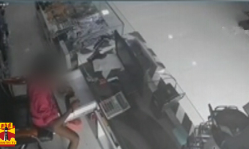 துணிக்கடையில் 15 வயது சிறுவன் கைவரிசை....கல்லாவில் இருந்து பணம் திருடி செல்லும் சிசிடிவி காட்சி