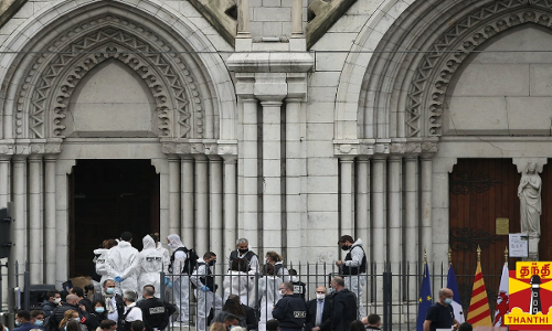 தேவாலயங்களில் பாதிரியார்களைக் குறி வைத்துக் கத்திக் குத்து....தீவிரவாத தாக்குதலா?-போலீசார் விசாரணை