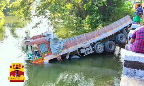 அசுர வேகம்.. வாய்க்காலில் கவிழ்ந்த லாரி - ஓட்டுநர், கிளீனர் நிலை என்ன?