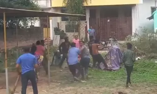 பள்ளி மாணவிக்கு பாலியல் தொல்லை - அடித்து கேட்ட தந்தை... பெண்ணின் வீடு புகுந்து வெளுத்த இளைஞர்... அதிர்ச்சி வீடியோ