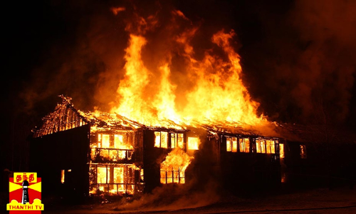 மது போதையில் கணவன் தொடர் தகராறு...வீட்டினுள் வைத்து பெட்ரோல் ஊற்றி தீவைத்து கொண்ட கணவன்..பரிதாபமாய் போன உயிர்கள்