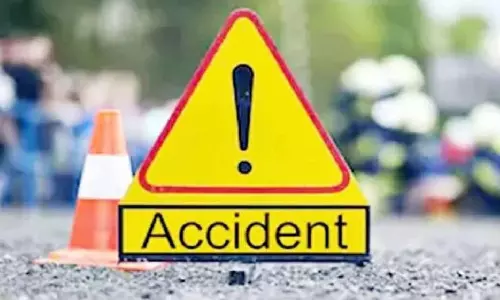 தென்காசி, நடுவக்குறிச்சி அருகே பக்தர்கள் கார் கவிழ்ந்து விபத்து - 12 பக்தர்கள் படுகாயம்