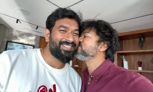 பாடலாசிரியர் விவேக்கிற்கு முத்தம் கொடுத்த விஜய்..