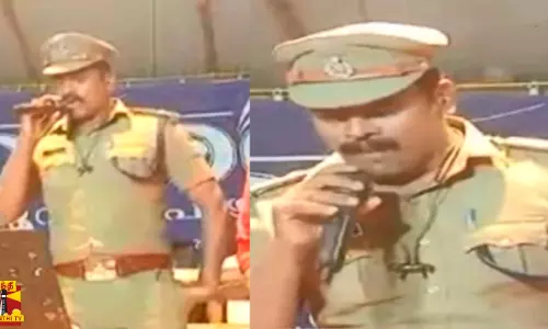 கேரள மண்ணில் தமிழ் பாட்டு - பாட்டுப் பாடி அசத்திய காவலர் - வைரல் வீடியோ