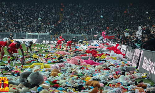 கால்பந்து மைதானத்தில் டெடி மழை - துருக்கி நிலநடுக்கத்தில் பாதிக்கப்பட்ட குழந்தைகளுக்கு உதவி... கால்பந்து மைதானத்தில் டெடி மழை - துருக்கி நிலநடுக்கத்தில் பாதிக்கப்பட்ட குழந்தைகளுக்கு உதவி...