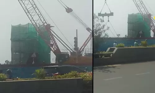 மெரினாவில் பச்சை துணியால் மூடப்பட்ட காந்தி சிலை