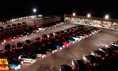 கார்களில் மின் விளக்குகளை ஒளிர விட்டு ஆஸ்கர் விருது வென்ற நாட்டு-நாட்டு  பாடலுக்கு மரியாதை செலுத்திய டெஸ்லா நிறுவனம்