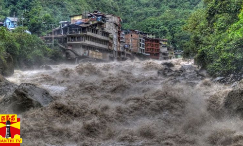 வரலாறு காணாத கனமழை... இடிந்து தொங்கும் வீடுகள்..