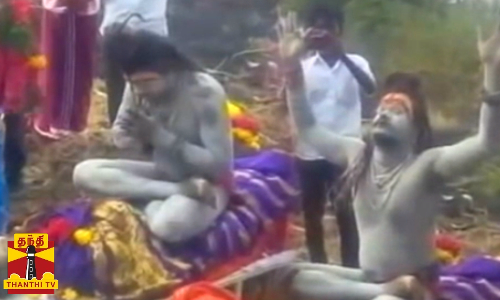 நண்பனின் சடலத்தின் மீது அமர்ந்து அமானுஷ்ய பூஜை... அகோரி சாமியாரின் வினோத பூஜையால் மிரண்ட மக்கள்...