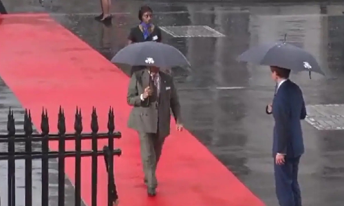 கொட்டிய மழை...பாக். பிரதமரை வரவேற்க குடையுடன் வந்த பெண் அதிகாரி - குடையை மட்டும் வாங்கிக் கொண்டு நடையைக் கட்டிய பாக். பிரதமர்