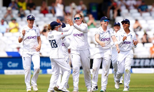 மகளிர் ஆஷஸ் டெஸ்ட் போட்டி - இரட்டைச் சதம் விளாசிய...