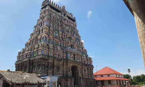 சிதம்பரம் கோவிலில் தொடரும் கனகசபை பிரச்சனை...  சட்டையை கழட்டி கோஷமிட்ட அரசியல் கட்சிகள்....