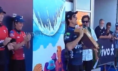 உலக சர்ஃப் லீக் போட்டி... சாம்பியன் பட்டம் வென்ற யாகோ டோரா மற்றும் சிம்மர்ஸ்