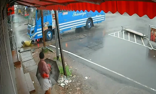 சாலையை கடக்க முயன்ற நபர் மீது பேருந்து மோதி விபத்து