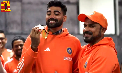 இந்தியா - தென் ஆப்பிரிக்கா டி20 தொடர்.. தாக்கத்தை ஏற்படுத்திய ஃபீல்டராக சிராஜ் தேர்வு.. சிராஜுக்கு பதக்கம் அணிவித்து பாராட்டு..