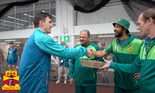 கிறிஸ்துமஸ் பண்டிகை கொண்டாட்டம்..ஆஸி. வீரர்களுக்கு கிறிஸ்துமஸ் பரிசுகள் வழங்கிய பாக். அணி