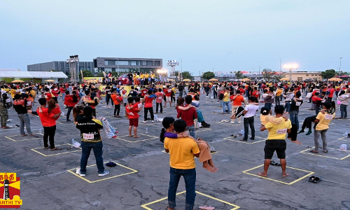 மனைவியை சுமந்து கின்னஸ் சாதனை