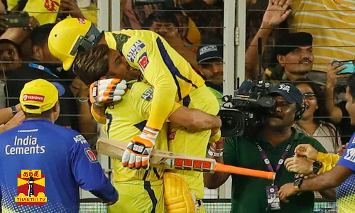 தோனி என்னை தூக்கி ஆரத்தழுவியதை மறக்க மாட்டேன் - ஜடேஜா நெகிழ்ச்சி தோனி என்னை தூக்கி ஆரத்தழுவியதை மறக்க மாட்டேன் - ஜடேஜா நெகிழ்ச்சி