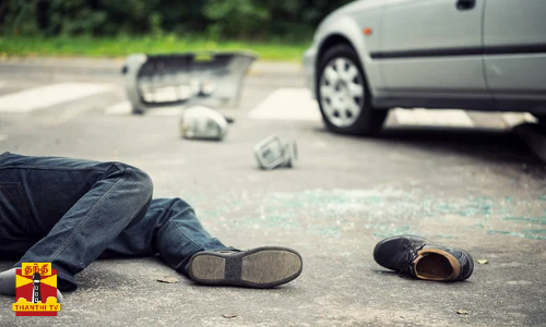 இருசக்கர வாகனம் மீது லாரி மோதி விபத்து பேருந்தை முந்திச் செல்ல முயன்றபோது விபரீதம் இருசக்கர வாகனம் மீது லாரி மோதி விபத்து பேருந்தை முந்திச் செல்ல முயன்றபோது விபரீதம்