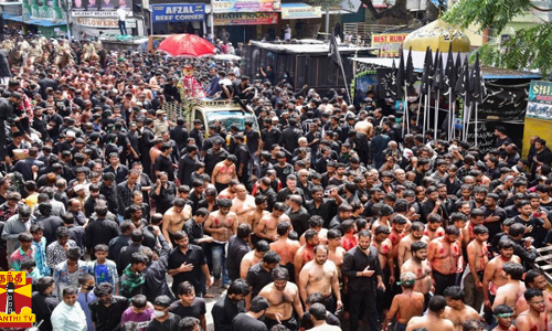 மொஹரம் பண்டிகையையொட்டி இஸ்லாமியர்கள் கத்தி போடும் நிகழ்ச்சி