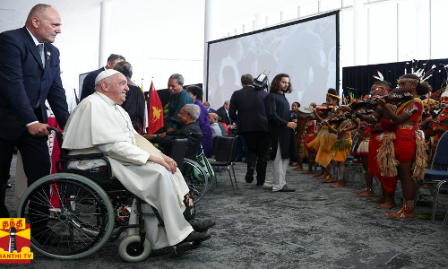 போப் பிரான்சிஸ்-க்கு பாரம்பரிய நடனத்துடன் உற்சாக வரவேற்பு /பப்புவா நியூ கினி
