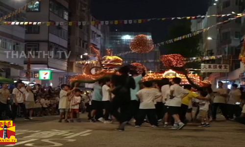 பாரம்பரீயமான டிராகன் டான்ஸ்...