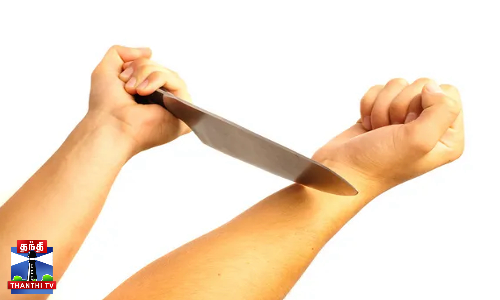 மதுபோதையில் கையை கிழித்து ரத்தத்தை தெளித்த இளைஞர்