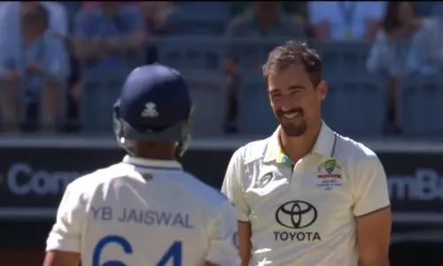 ஸ்டம்ப் பெயில்ஸை இடமாற்றி விளையாடிய ஜெய்ஸ்வால், ஸ்டார்க்