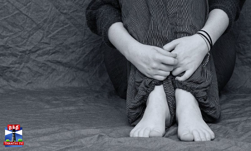 தனியார் கல்லூரி விடுதி மாடியில் இருந்து குதித்து மாணவி தற்கொலை முயற்சி