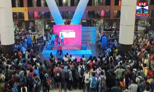 இசை, நடன நிகழ்ச்சியை கண்டு ரசித்த பயணிகள் இசை, நடன நிகழ்ச்சியை கண்டு ரசித்த பயணிகள்