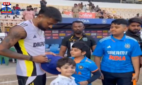 சிறுவர்களுக்கு ஆட்டோகிராஃப் வழங்கிய பாண்டியா