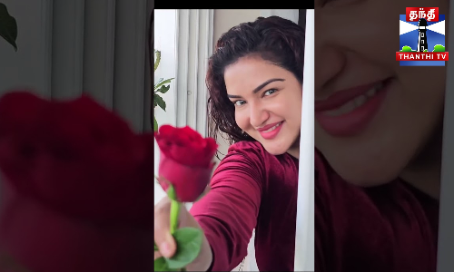 பூ வைத்த பூ இங்கே  - ரோஸ் கொடுத்த ஹனி ரோஸ்...!